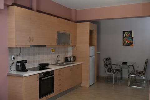 Coffee/tea facilities, Kitchen or kitchenette, Dining area, oven, stove