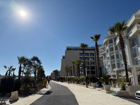 Restaurant/places to eat, Beach