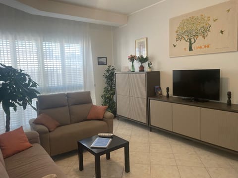 Communal lounge/ TV room, TV and multimedia, Living room, Seating area, Evening entertainment