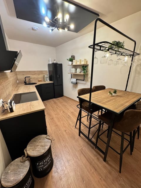 Kitchen or kitchenette, Dining area, oven, stove