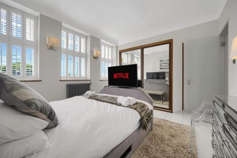 Communal lounge/ TV room, Bed, TV and multimedia, Photo of the whole room, Evening entertainment, Bedroom