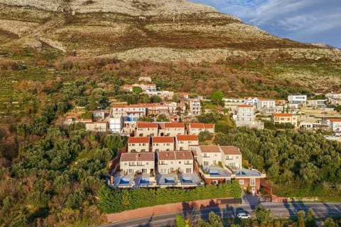 Property building, Nearby landmark, Day, Neighbourhood, Natural landscape, Bird's eye view, Mountain view, Location
