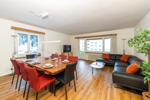 Cosy 3 bedroom Balcony Free parking Fast Wifi Apartment in Saint Moritz