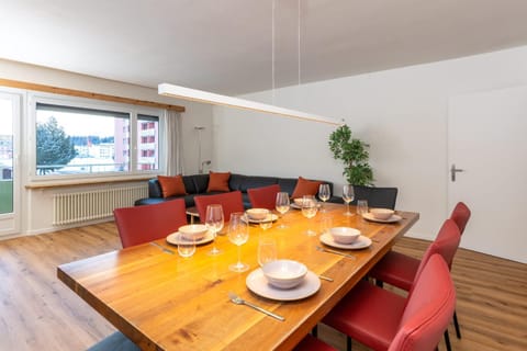 Cosy 3 bedroom Balcony Free parking Fast Wifi Apartment in Saint Moritz