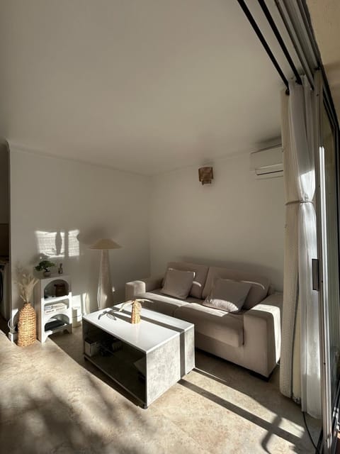 Bed, Living room, Seating area, air conditioner