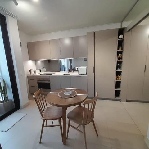 Kitchen or kitchenette, Dining area, oven, stove