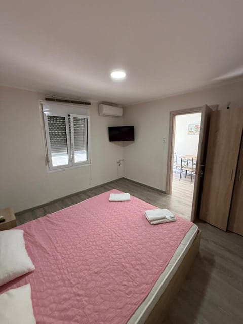 Bed, TV and multimedia, Photo of the whole room, Bedroom, towels, wardrobe, air conditioner