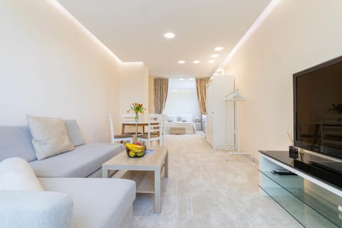Communal lounge/ TV room, TV and multimedia, Living room, Seating area, Evening entertainment