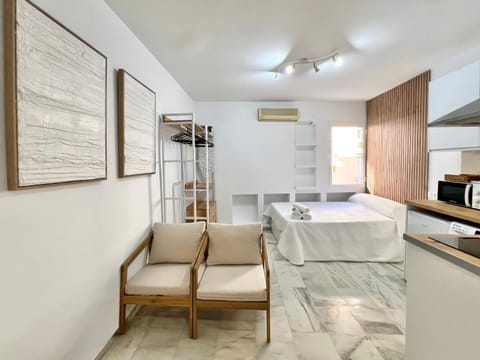 Bed, Living room, Photo of the whole room, air conditioner