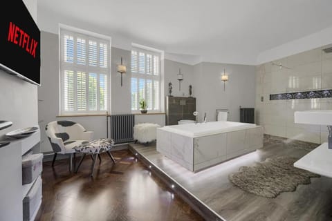 Bed, TV and multimedia, Kitchen or kitchenette, Photo of the whole room, Bedroom, hair dresser