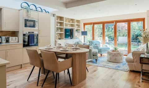 Communal lounge/ TV room, TV and multimedia, Living room, Photo of the whole room, Decorative detail, Dining area, kitchen