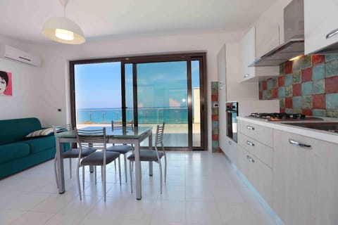Kitchen or kitchenette, Sea view