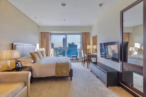 Property building, Bed, TV and multimedia, View (from property/room), Balcony/Terrace, Bedroom, air conditioner, air conditioner