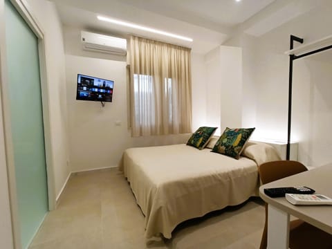 Bedroom, air conditioner