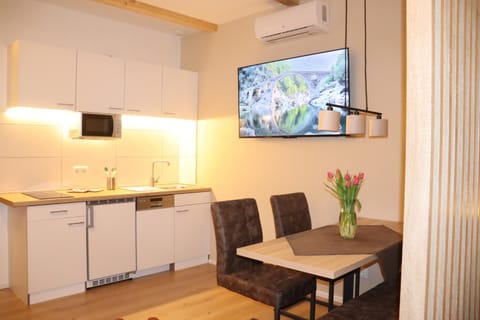 TV and multimedia, Kitchen or kitchenette, Dining area, air conditioner