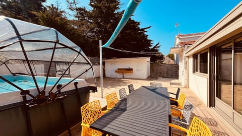Property building, Balcony/Terrace, Pool view, Swimming pool