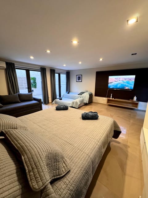 Bed, TV and multimedia, Photo of the whole room, Bedroom
