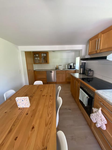 Coffee/tea facilities, Kitchen or kitchenette, Dining area, oven, stove, toaster