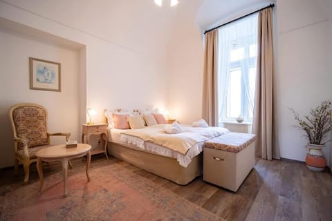 Bed, Living room, Photo of the whole room, Seating area, Bedroom, towels