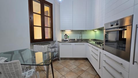 Kitchen or kitchenette, Dining area, oven