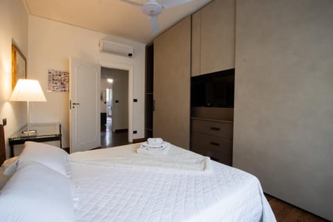 Bed, TV and multimedia, Photo of the whole room, Bedroom, wardrobe, air conditioner