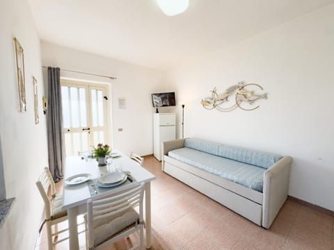 Bed, TV and multimedia, Living room, Dining area