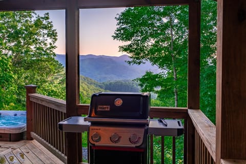 Chasing Sunsets: A Cozy 2-Bedroom Cabin in Smoky Mts with Stunning Mountain Views. Cabin in Qualla