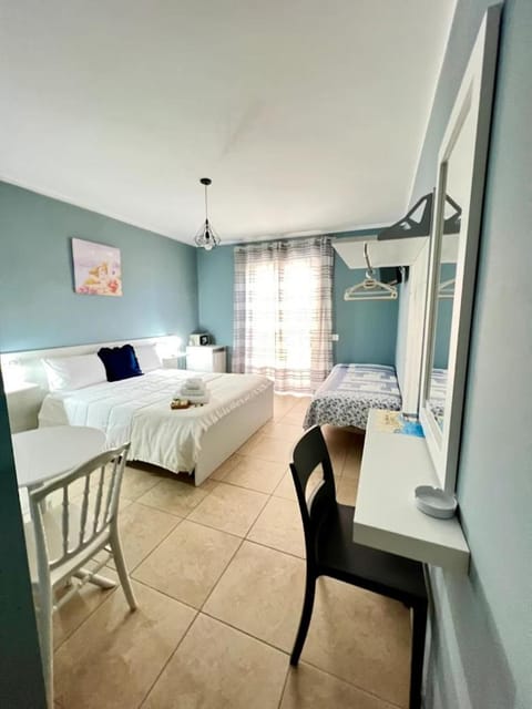Bed, TV and multimedia, Balcony/Terrace, Bedroom, towels