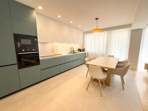 Kitchen or kitchenette, Dining area, oven, stove