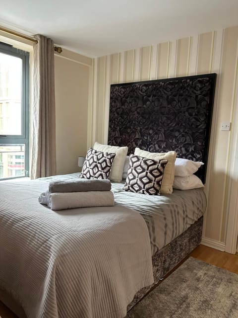 Large 2 bedroom 2 bathroom x6 person city center apartment with free underground parking Apartment in Belfast