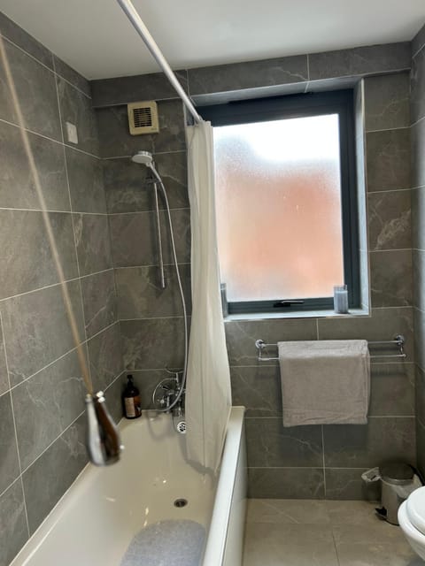 Large 2 bedroom 2 bathroom x6 person city center apartment with free underground parking Apartment in Belfast