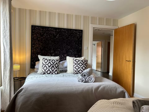 Large 2 bedroom 2 bathroom x6 person city center apartment with free underground parking Apartment in Belfast