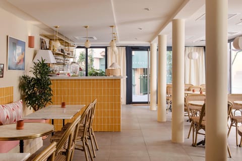 Property building, Breakfast