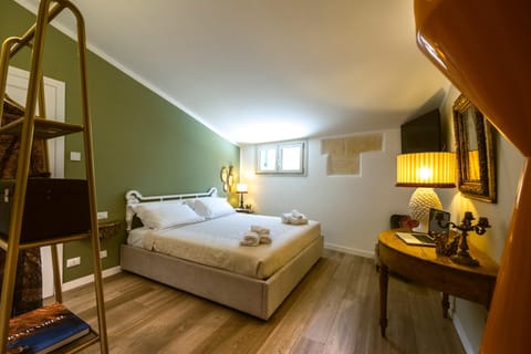 Bed, TV and multimedia, Photo of the whole room