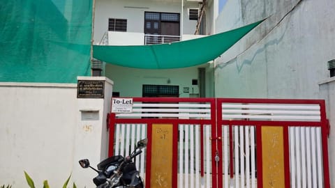 Guest House with 1 room with kitchen counter Bed and Breakfast in Jaipur