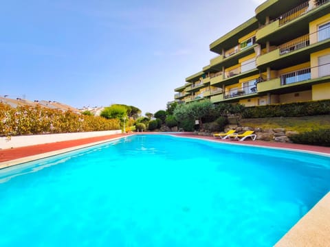 Property building, Swimming pool, sunbed