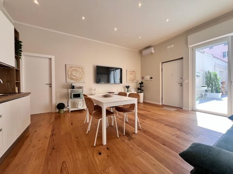 TV and multimedia, Living room, Dining area