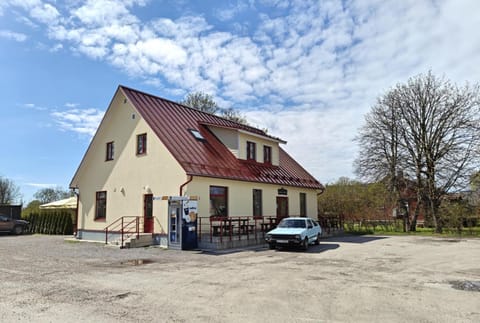 Property building, Day, Neighbourhood, Street view, Location, Parking