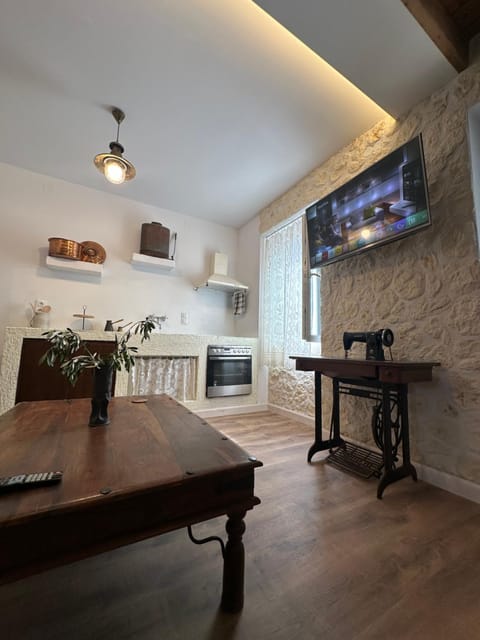 TV and multimedia, Kitchen or kitchenette, Dining area, stove