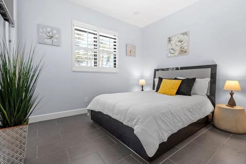 Close2Beach, HeatedPool, FirePit, FencedYard, Sleeps10 House in North Naples