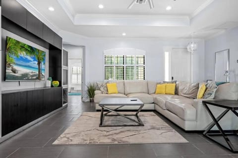 Close2Beach, HeatedPool, FirePit, FencedYard, Sleeps10 House in North Naples