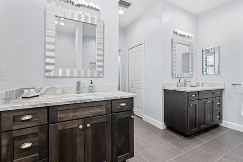 Close2Beach, HeatedPool, FirePit, FencedYard, Sleeps10 House in North Naples