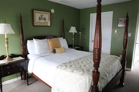 Tavern on the Bay Hotel - Bugsy Siegel Suite Hotel in Somers Point