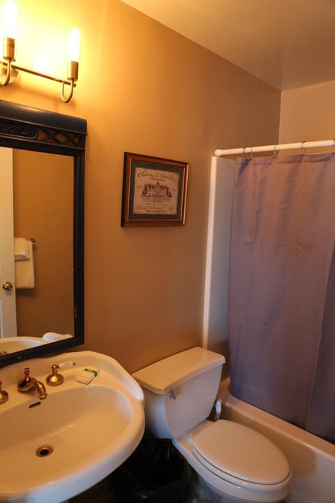 Tavern on the Bay Hotel - Bugsy Siegel Suite Hotel in Somers Point