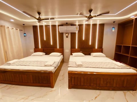 Bed, Photo of the whole room, Bedroom, air conditioner