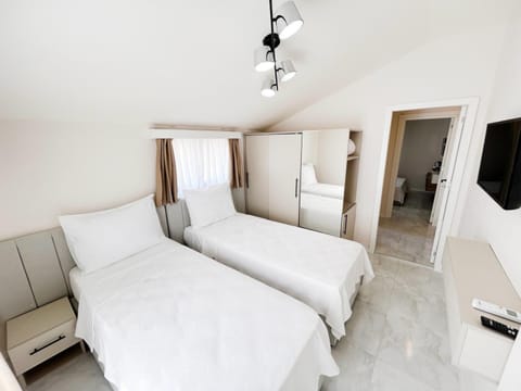 Bed, TV and multimedia, Photo of the whole room