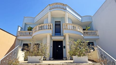 Property building, Facade/entrance, Off site, Balcony/Terrace