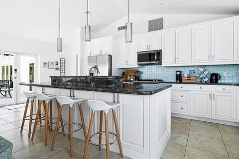 Modern Oasis Pool, Fire Pit Near DT House in West Palm Beach