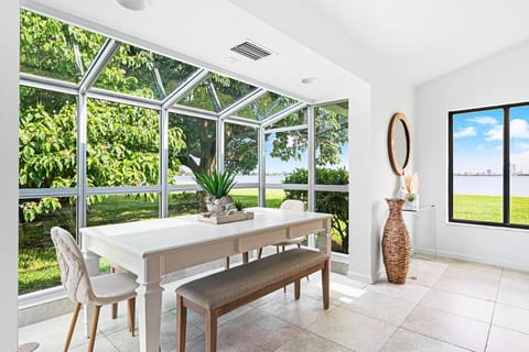 Modern Oasis Pool, Fire Pit Near DT House in West Palm Beach