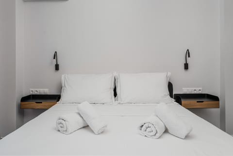 Bed, Bedroom, towels